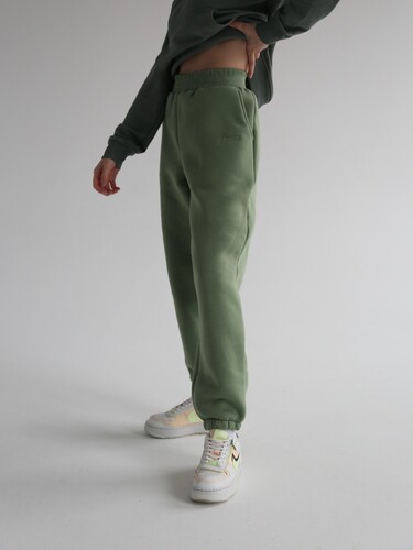 Брюки с начесом спортивные РОДИНА Оверсайз (женские) Еловый фото 4