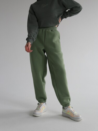 Брюки с начесом спортивные РОДИНА Оверсайз (женские) Еловый фото 3