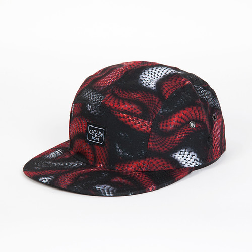 Бейсболка CAYLER & SONS Milano 5-Panel Cap (Black/Red Snakes, O/S)